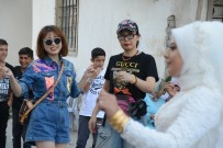 AHİ EVRAN KÜLLİYESİ - Çinli Turist Kafilesi, Kırşehir'de Yöresel Düğüne Katılıp, Türk Yemeklerini Tattı