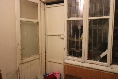Kapısı Ve Penceresi Kırık Evde Yaşama Tutunmaya Çalışıyor