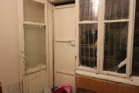 HARABE - Kapısı Ve Penceresi Kırık Evde Yaşama Tutunmaya Çalışıyor