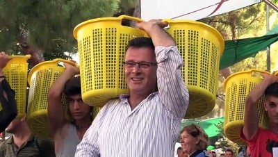 Üzüm Dolu Sepetleri Sırtlanıp Birinci Olmak İçin Yarıştılar
