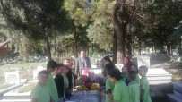 AVNI AKYOL - Avni Akyol Mezarı Başında Öğrenciler Tarafından Anıldı