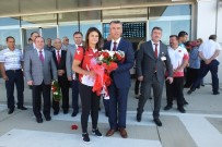 ALI SıRMALı - Dünya Şampiyonu Habibe, Çiçeklerle Karşılandı