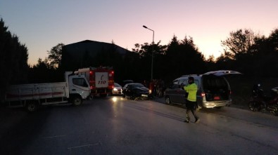 Gebze'de Kamyonet Otomobille Kafa Kafaya Çarpıştı Açıklaması 2 Yaralı