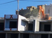 İŞ MAKİNESİ - Kırmızı Çarpılar Konuldu, Yıkımlar Başladı