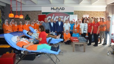 MÜSİAD İzmir'den Kızılay'a Kan Desteği