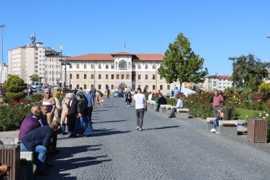 Hemşerileri Karamollaoğlu’nu protesto etti