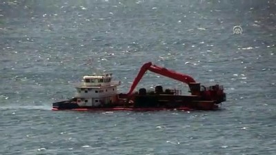 Bozcaada'da Su Alınca Karaya Oturtulan Gemi Yüzdürüldü