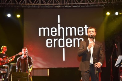 Dursunbey'de Mehmet Erdem Ve Aydilge İzdihamı