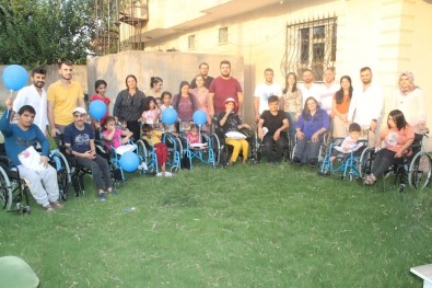 El Emeği Ürünleri Satarak 72 Engelli Vatandaşa Sandalye Hediye Etti