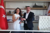 TÜRK HALK MÜZİĞİ - İlk Albümünü Başkana Hediye Etti