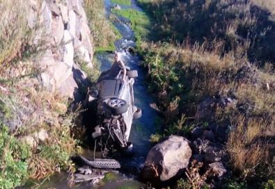 Kars'ta Otomobil Dereye Uçtu Açıklaması 2 Yaralı