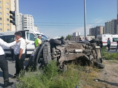 Kayseri'de Öğrenci Servisi İle Otomobil Çarpıştı Açıklaması 4 Yaralı