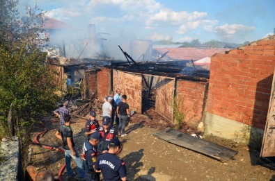 Taşköprü'de Yangın Açıklaması 2 Ev Kül Oldu