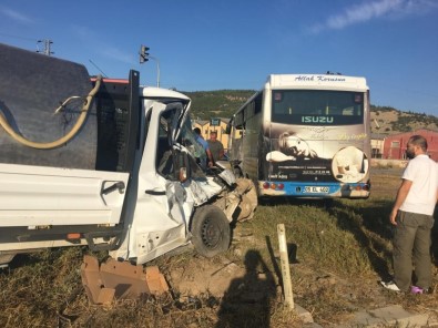 Yolcu Midibüsü İle Kamyonet Çarpıştı Açıklaması 5 Yaralı