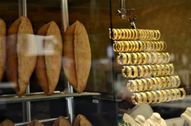 Bu Kuyumcuya 'Altın' Almaya Gelen 'Ekmek' Alıp Çıkıyor