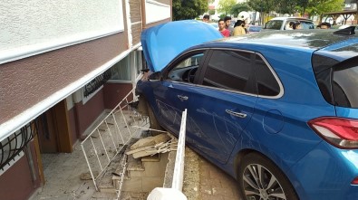 Doğalgaz Kutusuna Çarpan Otomobil Paniğe Neden Oldu