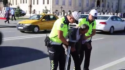 Engelli Vatandaşa Polislerden Yardım Eli