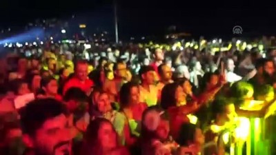 Hande Yener Kuşadası'nda Konser Verdi