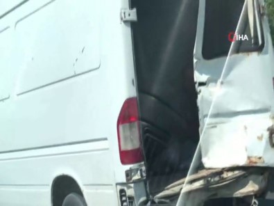 Kapısı Olmayan Minibüsün Kasasında Tehlikeli Yolculuk Kamerada