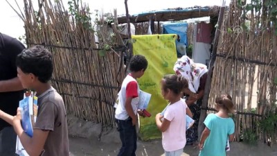 Köy Köy Dolaşarak Çocuklara Kitap Dağıtıyor