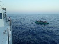 FILDIŞI SAHILI - Kuşadası Körfezi'nde 31'İ Çocuk 83 Düzensiz Göçmen Yakalandı