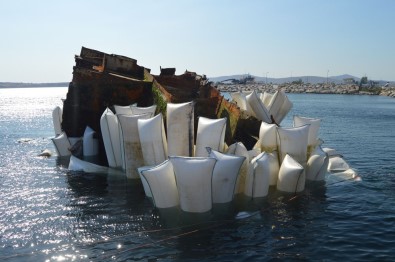Narlı'da Batık Gemi Enkazı Çıkarılıyor