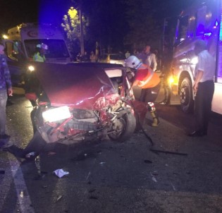 Otomobil, Park Halindeki Araçlara Çarptı Açıklaması 2 Yaralı