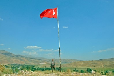 (Özel) 35 Yıldır Türk Bayrağını Köyünde Dalgalandırıyor