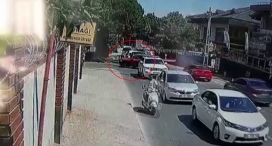 (Özel) Motosikletli Çifte Aniden Dönüş Yapan Otomobil Çarptı
