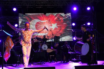 Sümer Ezgü'den Salihli'de Türkü Ziyafeti