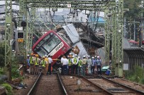 TREN SEFERLERİ - Trenle Çarpışan Kamyonun Şoförü Hayatını Kaybetti