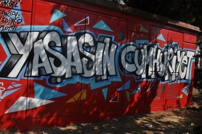 'Yaşasın Cumhuriyet' Graffitileri, Kartal'a Renk Kattı