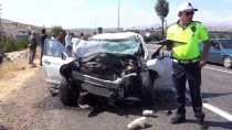 KAAN YILMAZ - Adıyaman'da Kamyon İle Otomobil Çarpıştı Açıklaması 3 Yaralı