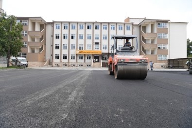 Konyaaltı Belediyesi'nden Okula Sıcak Asfalt
