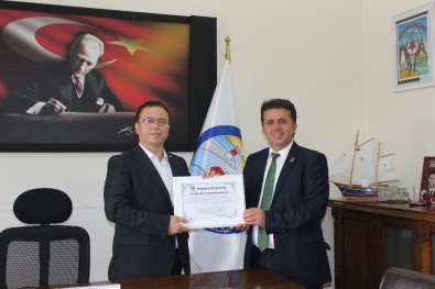 Türkeli Kaymakamı Zadeleroğlu'na 'Fahri Hemşehrilik Beratı'