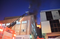 5 Katlı Bir İş Merkezinin Çatısında Çıkan Yangın Bir Saatlik Çalışma Sonucunda Kontrol Altına Alındı Haberi