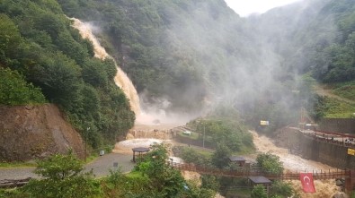Ağaran Şelalesi Yine Taştı