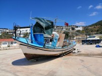 GEZİ TEKNESİ - Çanakkale'de Trol Teknesinin Çarptığı Teknedeki 10 Kişi Ölümden Döndü