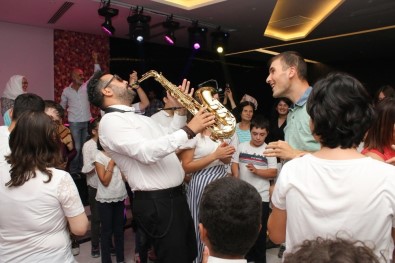 Engelli Genç Kızlar Bindallı Giyip, Anneleri İle Birlikte Hayallerini Yaşadı