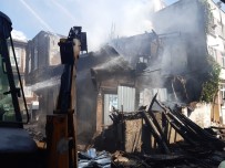 ÇÖKME TEHLİKESİ - Fatih'te Küle Dönen Tarihi Bina, Belediye Ekiplerince Yıkıldı