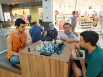 SATRANÇ FEDERASYONU - Forum Magnesia'dan 'Sokakta Satranç Var'a Destek