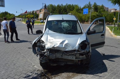 Hafif Ticari Araç İle Kamyonet Çarpıştı Açıklaması 5 Yaralı