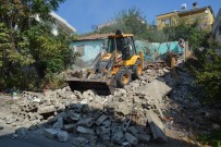 Kırıkhan'da Metruk Binalar Yıkılıyor