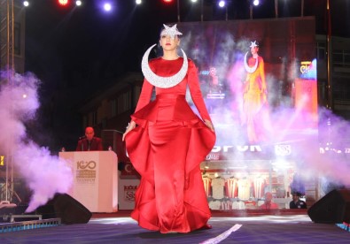 Sivas'ta '100 Yılın Hikayesi' Defilesi