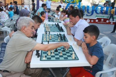 'Sokakta Satranç Var' Turnuvası Düzenlendi