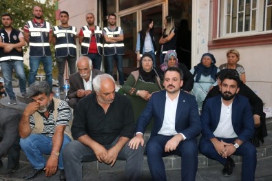 TÜGVA'dan Çocukları Kaçırılan Ailelerin Oturma Eylemine Destek Ziyareti