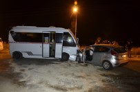 Adana'da Yolcu Minibüsü İle Otomobil Çarpıştı Açıklaması 7 Yaralı