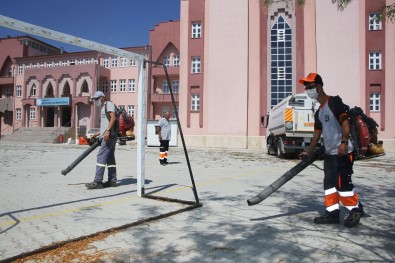 Karaman'da Okul Bahçelerinde Temizlik Ve Bakım Çalışması