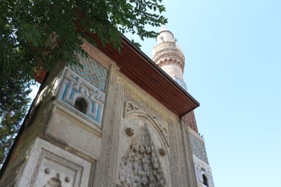 Orta Asya Çadır Geleneğinin Örneği Açıklaması 'İnce Minareli Medrese'