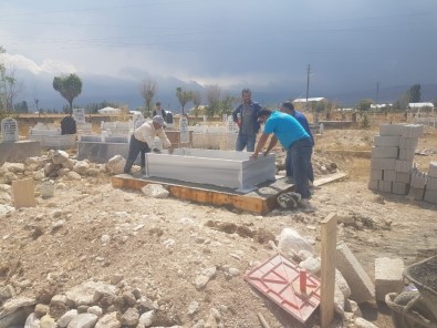 Ağrı'da Donarak Hayatını Kaybeden Afganlı Vatandaşın Mezarını İlçe Halkı Yaptırdı